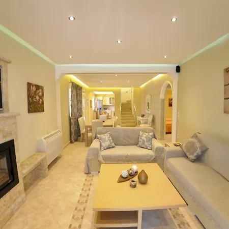 Erato-exclusive Halikounas
